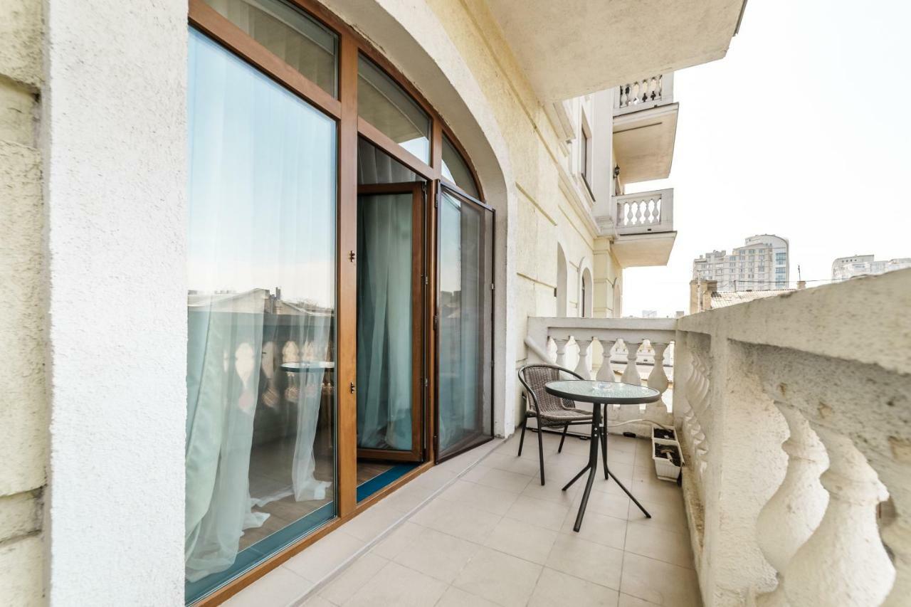Stylish Apartment With A Balcony Overlooking The Park Odessa Exterior foto