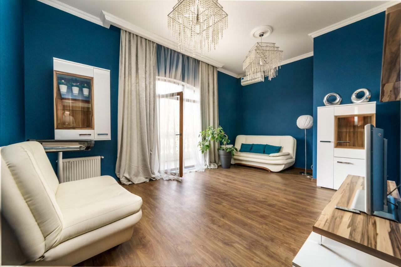 Stylish Apartment With A Balcony Overlooking The Park Odessa Exterior foto